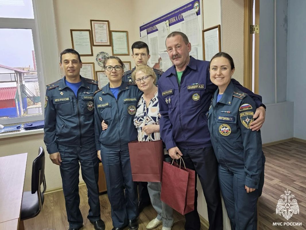 Сердцем молодые. Сотрудники МЧС России поздравили ветеранов пожарной охраны и гражданской обороны, а также членов семей погибших пожарных с Днем пожилых людей Сердцем молодые. Сотрудники МЧС России поздравили ветеранов пожарной охраны и гражданской обороны, а также членов семей погибших пожарных с Днем пожилых людей