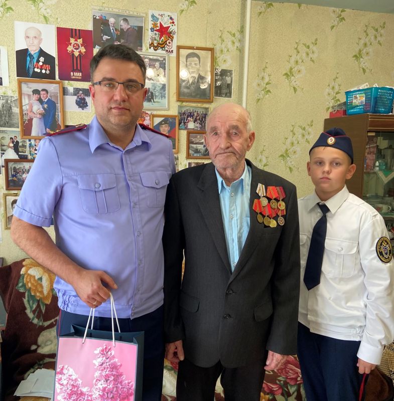 Сотрудники следственного управления по Республике Коми посетили ветеранов в честь Дня пожилых людей Сотрудники следственного управления по Республике Коми посетили ветеранов в честь Дня пожилых людей