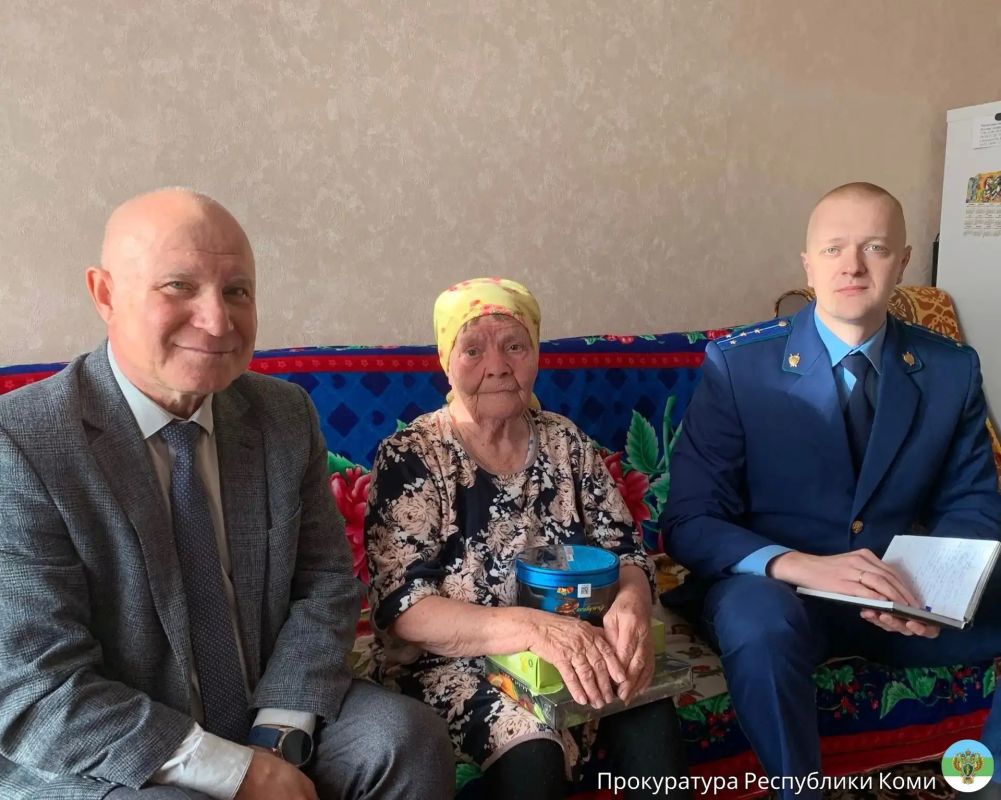 В Международный день пожилых людей заместитель прокурора Удорского района Роман Зрайченко совместно с председателем Удорского совета ветеранов Борисом Павловым посетили жительницу пгт