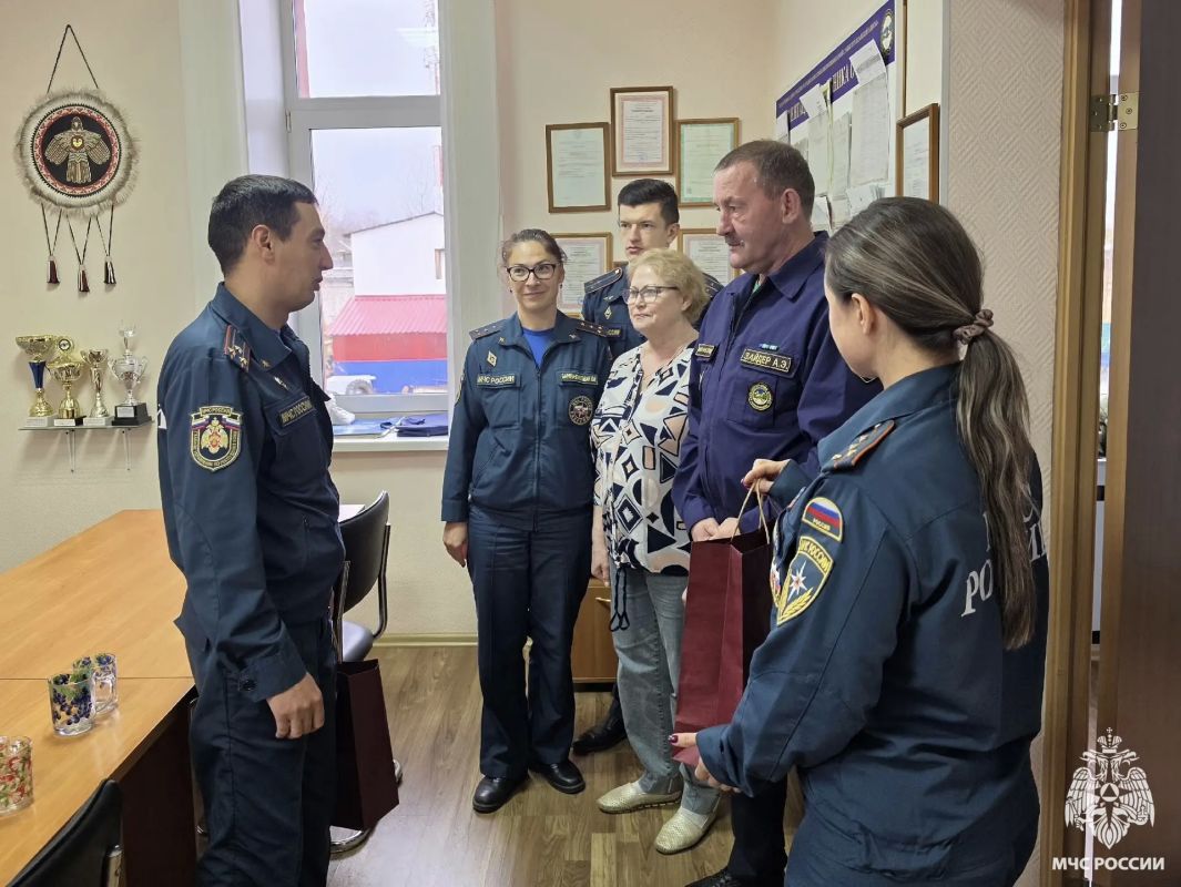 Сердцем молодые. Сотрудники МЧС России поздравили ветеранов пожарной охраны и гражданской обороны, а также членов семей погибших пожарных с Днем пожилых людей Сердцем молодые. Сотрудники МЧС России поздравили ветеранов пожарной охраны и гражданской обороны, а также членов семей погибших пожарных с Днем пожилых людей