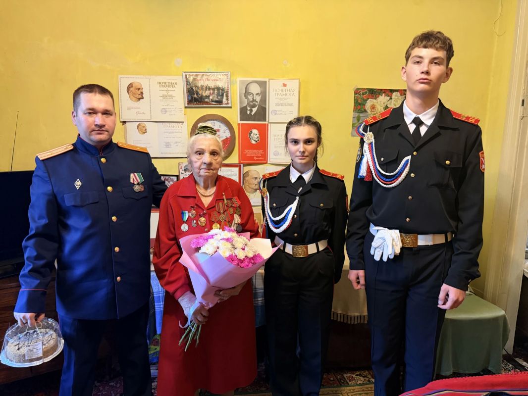 Сотрудники следственного управления по Республике Коми посетили ветеранов в честь Дня пожилых людей Сотрудники следственного управления по Республике Коми посетили ветеранов в честь Дня пожилых людей