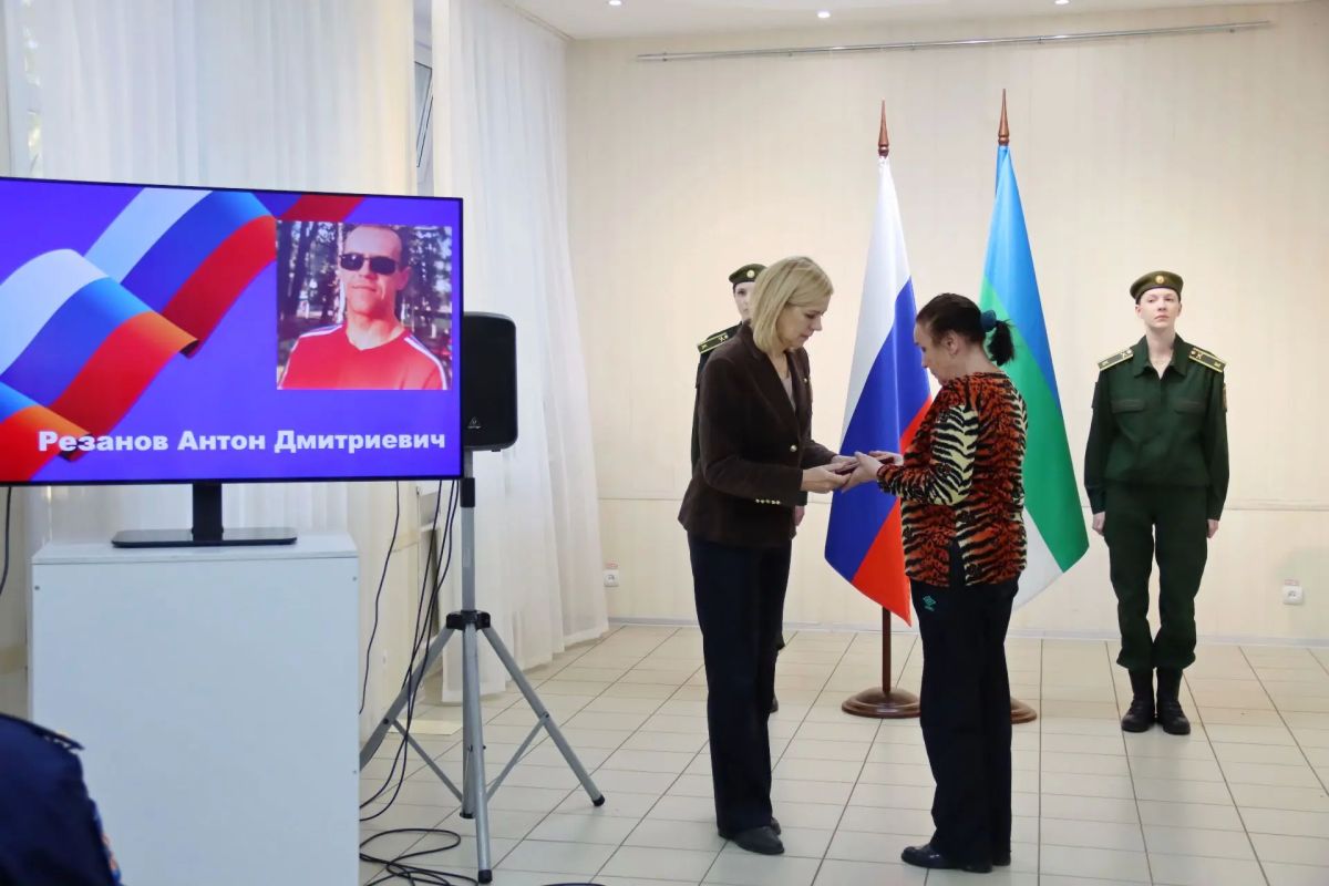 В Сыктывкаре прошла церемония передачи государственных наград семьям героев, погибших в ходе специальной военной операции В Сыктывкаре прошла церемония передачи государственных наград семьям героев, погибших в ходе специальной военной операции