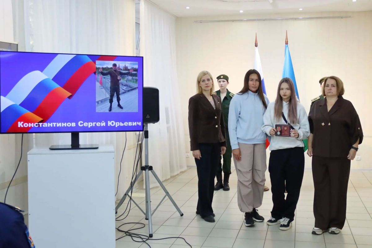 В Сыктывкаре прошла церемония передачи государственных наград семьям героев, погибших в ходе специальной военной операции В Сыктывкаре прошла церемония передачи государственных наград семьям героев, погибших в ходе специальной военной операции