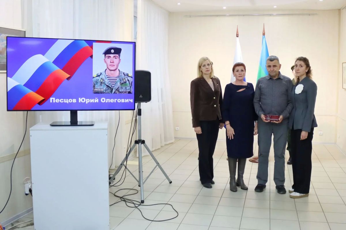 В Сыктывкаре прошла церемония передачи государственных наград семьям героев, погибших в ходе специальной военной операции В Сыктывкаре прошла церемония передачи государственных наград семьям героев, погибших в ходе специальной военной операции