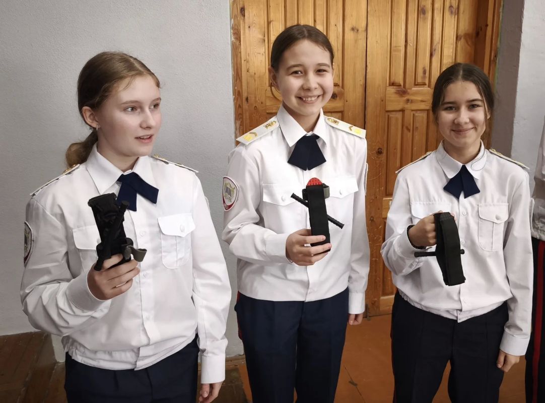 Полицейские и общественники организовали профилактическое занятие для полицейских-кадетов сыктывкарской школы Полицейские и общественники организовали профилактическое занятие для полицейских-кадетов сыктывкарской школы