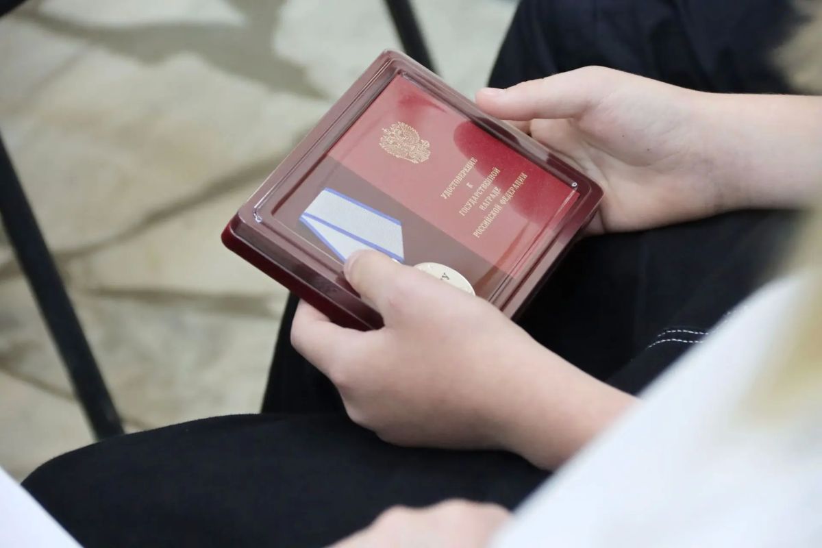 В Сыктывкаре прошла церемония передачи государственных наград семьям героев, погибших в ходе специальной военной операции В Сыктывкаре прошла церемония передачи государственных наград семьям героев, погибших в ходе специальной военной операции