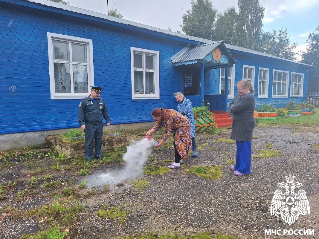 Важно знать каждому!. Инспекторы государственного пожарного надзора по Прилузскому району провели практическое занятие по использованию огнетушителя с персоналом детского сада в селе Объячево Важно знать каждому!. Инспекторы государственного пожарного надзора по Прилузскому району провели практическое занятие по использованию огнетушителя с персоналом детского сада в селе Объячево
