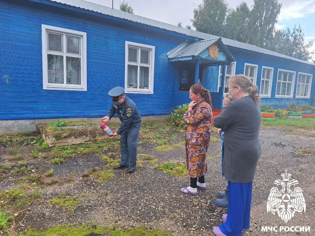 Важно знать каждому!. Инспекторы государственного пожарного надзора по Прилузскому району провели практическое занятие по использованию огнетушителя с персоналом детского сада в селе Объячево