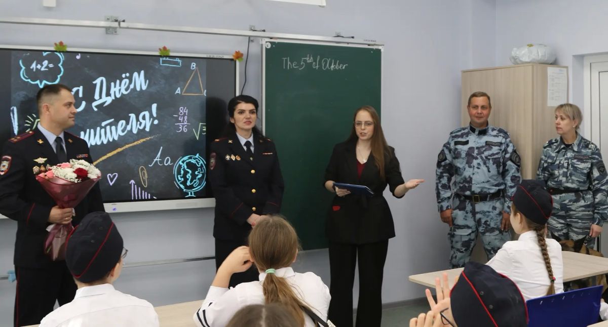 Сотрудники МВД по Республике Коми поздравили педагога подшефного кадетского класса с профессиональным праздником