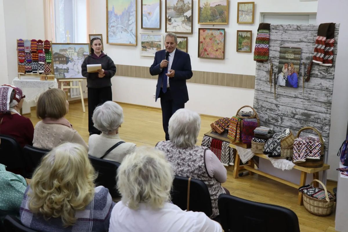 В Сыктывкаре представили календарь об узорном вязании Коми под названием «Сила традиций» В Сыктывкаре представили календарь об узорном вязании Коми под названием «Сила традиций»