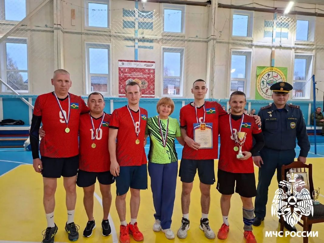 Мяч над сеткой. В Койгородке прошел межрайонный турнир по волейболу, посвященный памяти сотрудника МЧС России Артёма Казаринова Мяч над сеткой. В Койгородке прошел межрайонный турнир по волейболу, посвященный памяти сотрудника МЧС России Артёма Казаринова