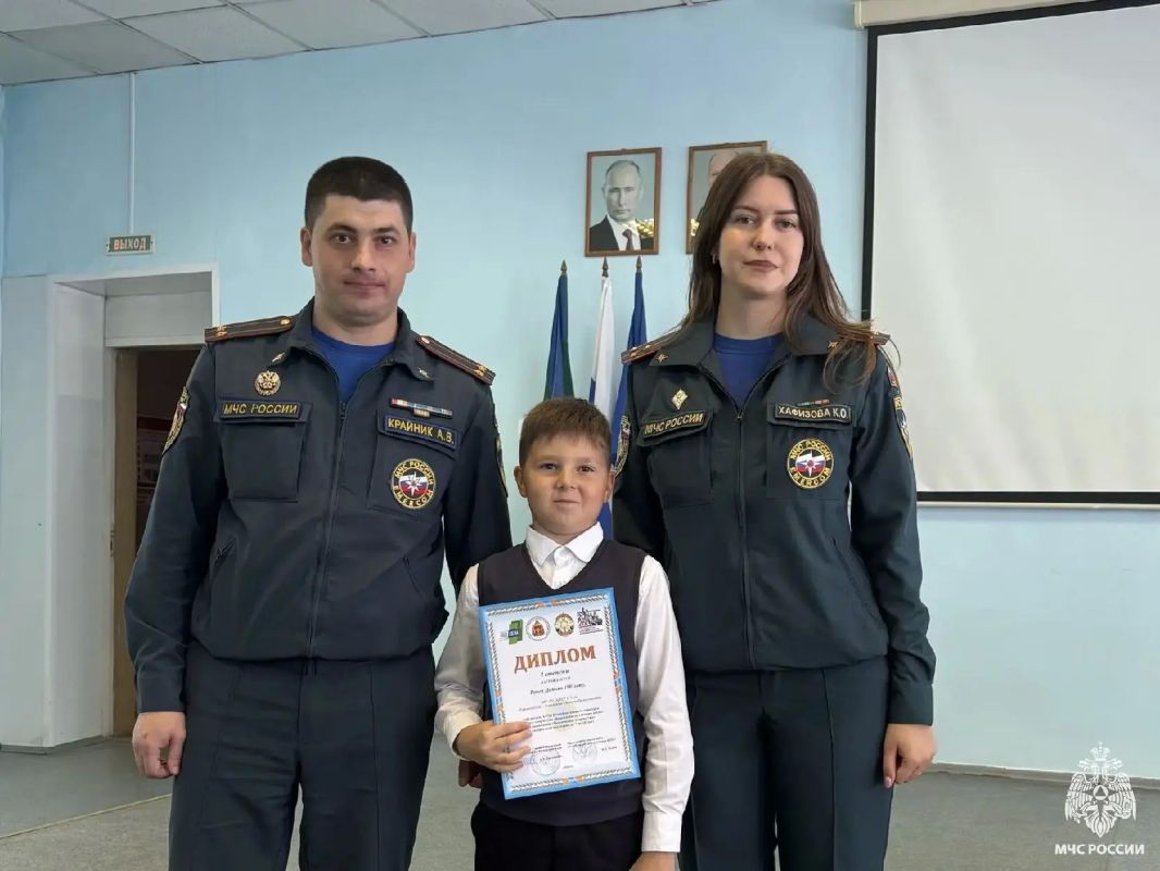 Поздравляем победителей. В Ухте сотрудники МЧС России провели торжественное награждение победителей республиканского конкурса «Безопасность глазами детей» Поздравляем победителей. В Ухте сотрудники МЧС России провели торжественное награждение победителей республиканского конкурса «Безопасность глазами детей»