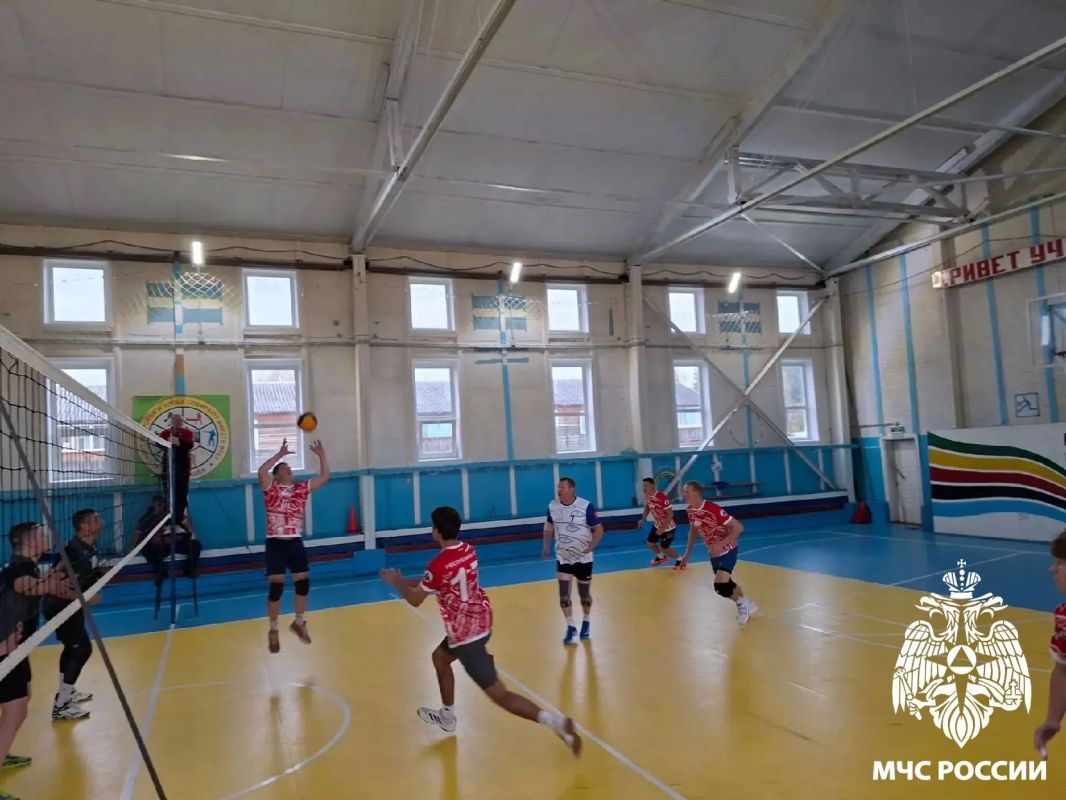 Мяч над сеткой. В Койгородке прошел межрайонный турнир по волейболу, посвященный памяти сотрудника МЧС России Артёма Казаринова Мяч над сеткой. В Койгородке прошел межрайонный турнир по волейболу, посвященный памяти сотрудника МЧС России Артёма Казаринова
