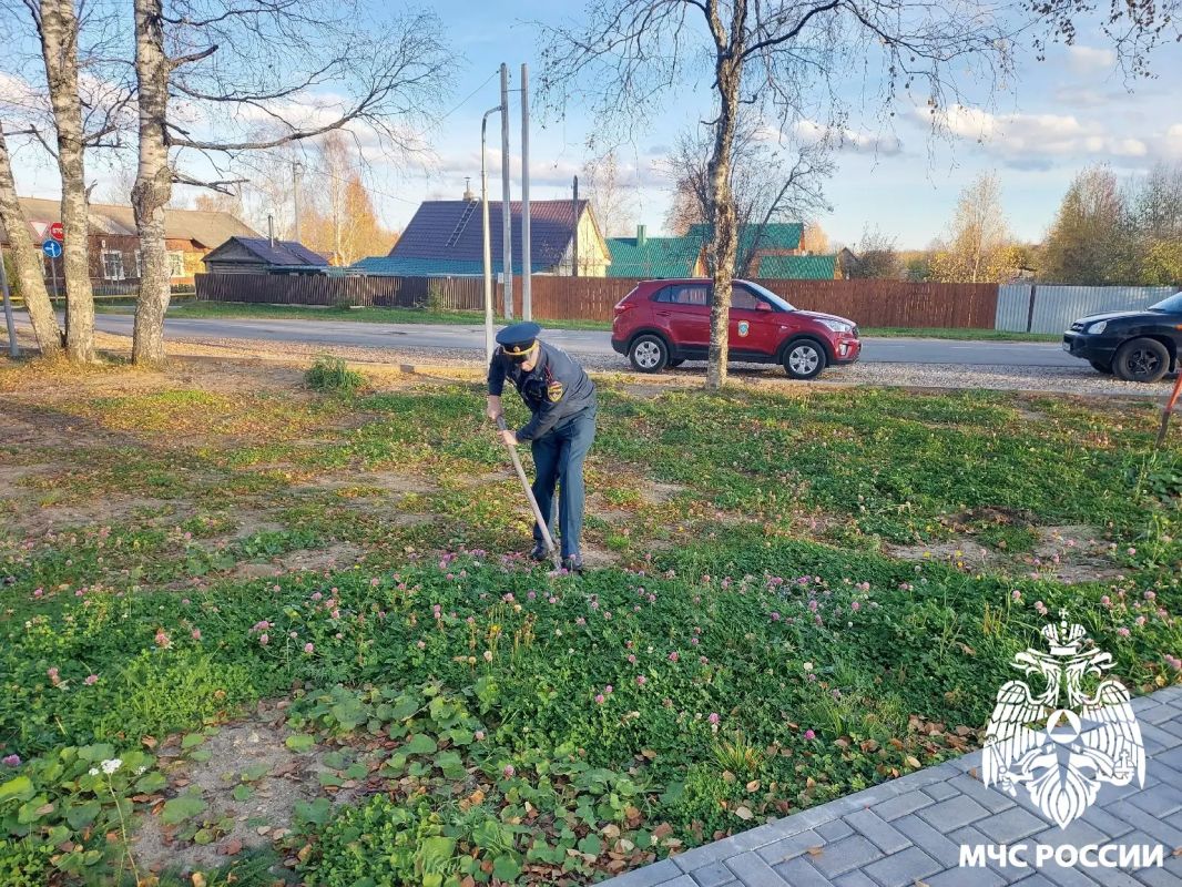 Вклад в будущее. В честь 100-летия органов государственного пожарного надзора сотрудники надзорной деятельности города Сосногорска и 28-й пожарно-спасательной части высадили на Аллее Славы у парка Победы саженцы кедра Вклад в будущее. В честь 100-летия органов государственного пожарного надзора сотрудники надзорной деятельности города Сосногорска и 28-й пожарно-спасательной части высадили на Аллее Славы у парка Победы саженцы кедра
