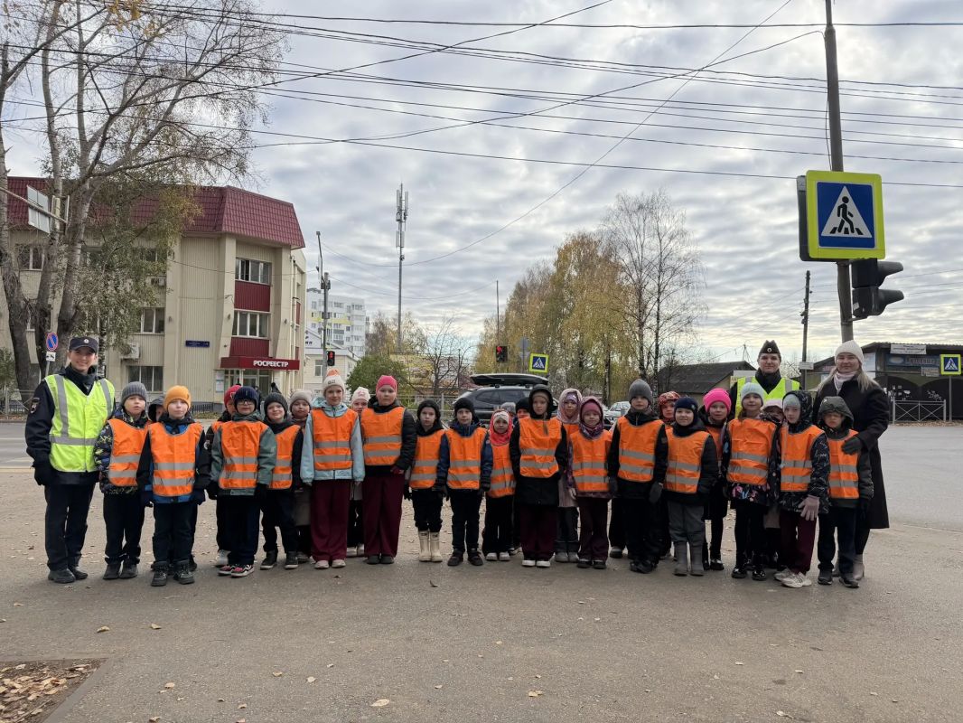 Школьникам Сыктывкара напомнили о правилах безопасного перехода проезжей части Школьникам Сыктывкара напомнили о правилах безопасного перехода проезжей части