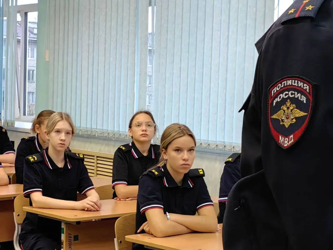 В Воркуте кадетам полицейских классов рассказали о работе сотрудников уголовного розыска В Воркуте кадетам полицейских классов рассказали о работе сотрудников уголовного розыска