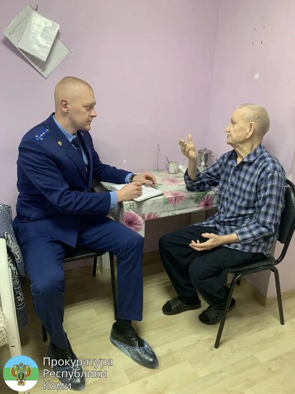 Заместитель прокурора Удорского района Роман Зрайченко в стационарном отделении для граждан пожилого возраста и инвалидов Удорского района провел выездной личный прием гражданина, который является ликвидатором аварии на ЧАЭС...