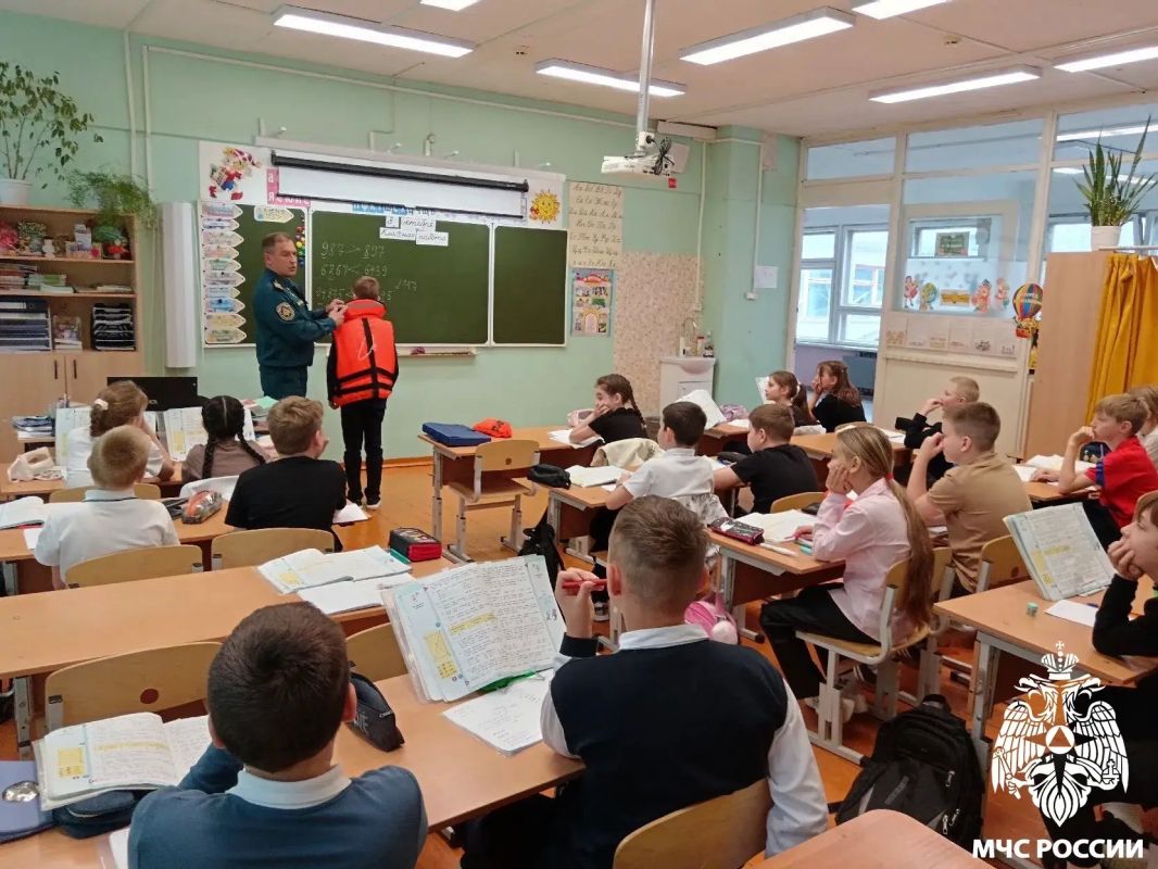 Учимся с МЧС России!. Сотрудники ГИМС МЧС России провели важный урок безопасности для учеников школы №1 города Емвы Учимся с МЧС России!. Сотрудники ГИМС МЧС России провели важный урок безопасности для учеников школы №1 города Емвы
