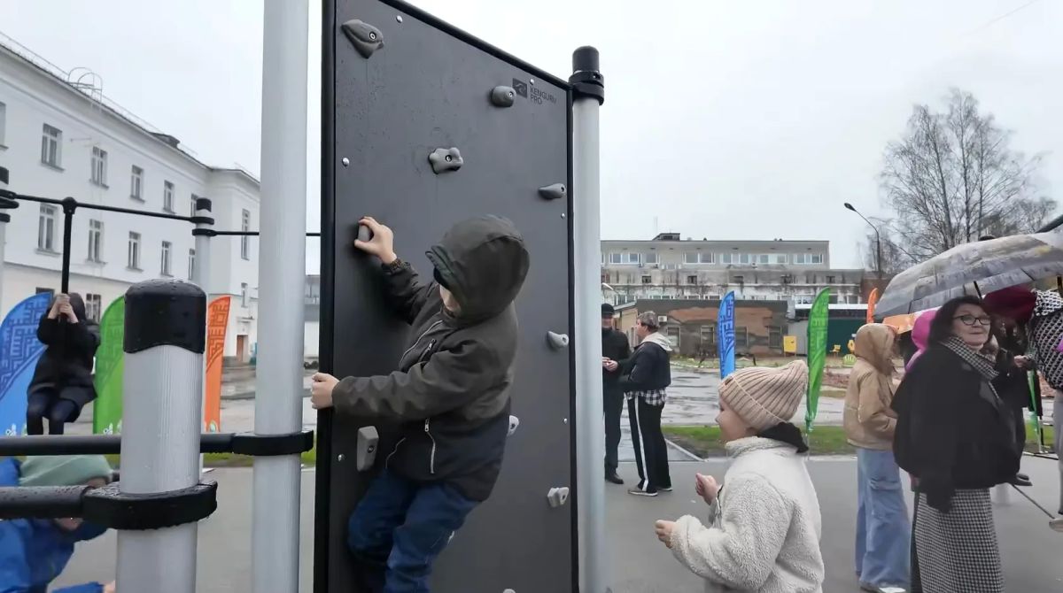 В Сыктывкаре открыли новую спортивную площадку у Дворца творчества детей и учащейся молодёжи