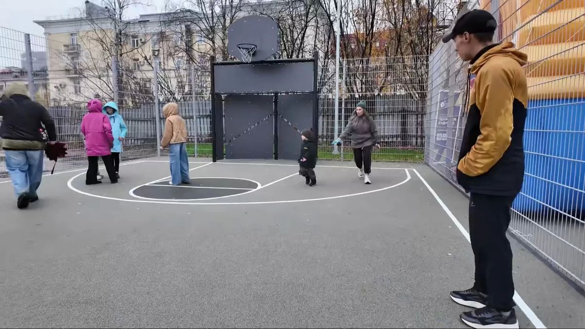 В Сыктывкаре открыли новую спортивную площадку у Дворца творчества детей и учащейся молодёжи В Сыктывкаре открыли новую спортивную площадку у Дворца творчества детей и учащейся молодёжи