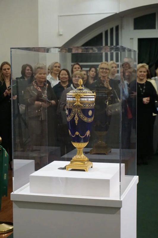 В Сыктывкар впервые привезли уникальную вазу «Мария-Антуанетта» В Сыктывкар впервые привезли уникальную вазу «Мария-Антуанетта»