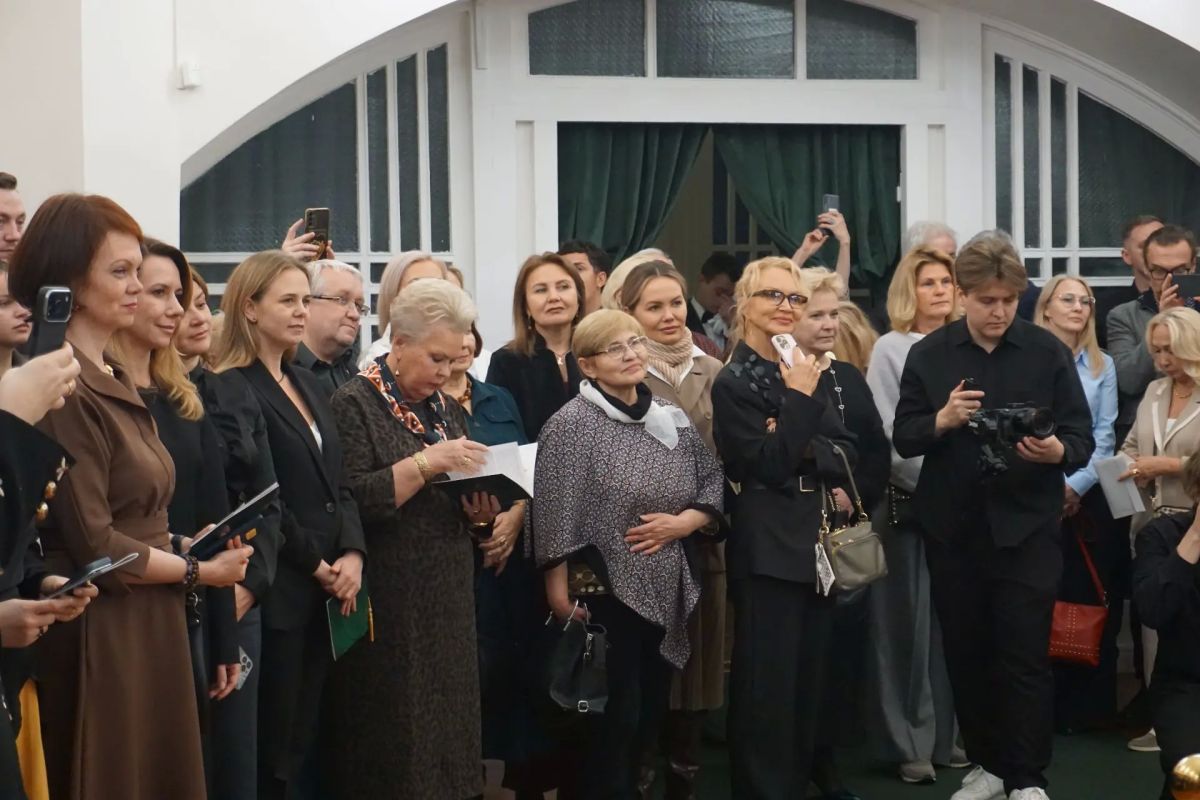 В Сыктывкар впервые привезли уникальную вазу «Мария-Антуанетта» В Сыктывкар впервые привезли уникальную вазу «Мария-Антуанетта»