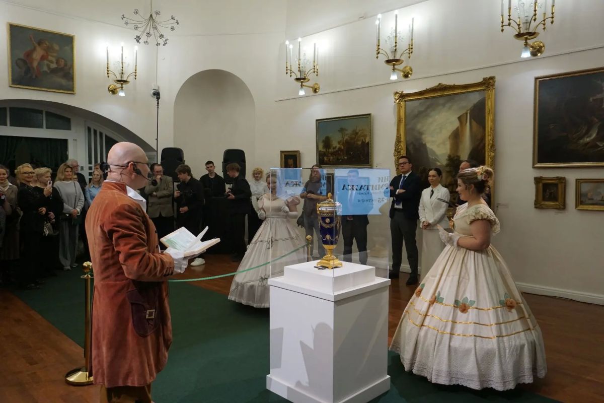 В Сыктывкар впервые привезли уникальную вазу «Мария-Антуанетта» В Сыктывкар впервые привезли уникальную вазу «Мария-Антуанетта»
