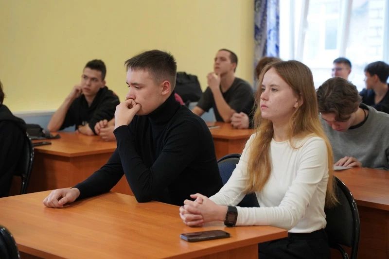 В Республике Коми общественники и полицейские обсудили со студентами института проблемы вовлечения молодежи в противоправную деятельность В Республике Коми общественники и полицейские обсудили со студентами института проблемы вовлечения молодежи в противоправную деятельность