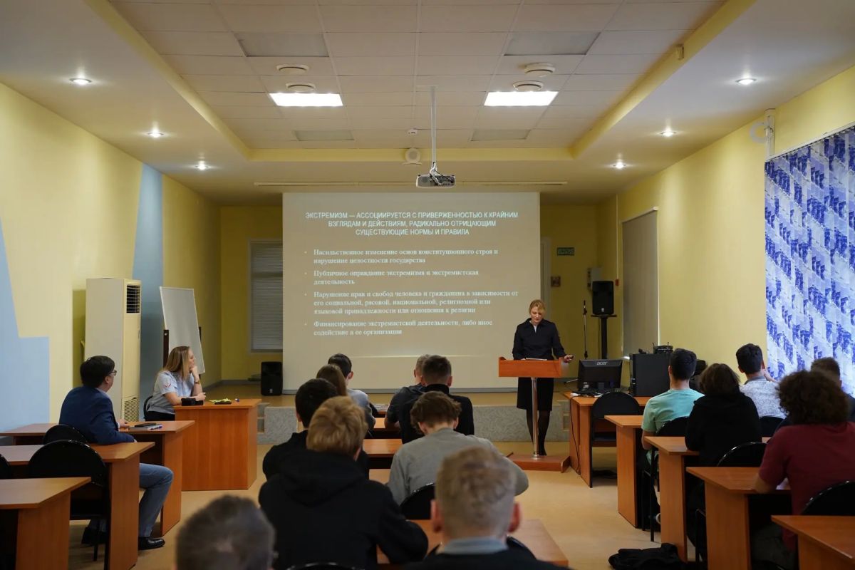 В Республике Коми общественники и полицейские обсудили со студентами института проблемы вовлечения молодежи в противоправную деятельность В Республике Коми общественники и полицейские обсудили со студентами института проблемы вовлечения молодежи в противоправную деятельность