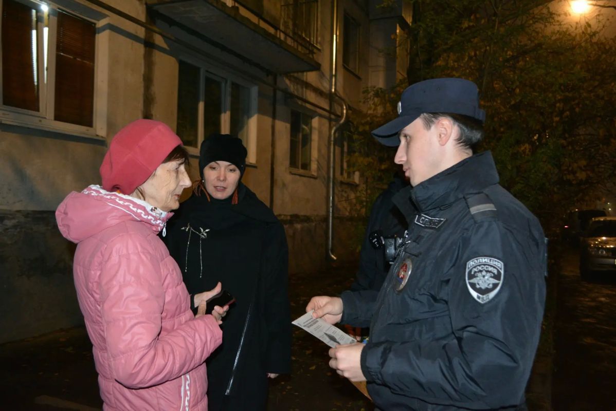 В Сыктывкаре полицейские и общественники проводят мероприятия по профилактике мошенничеств В Сыктывкаре полицейские и общественники проводят мероприятия по профилактике мошенничеств