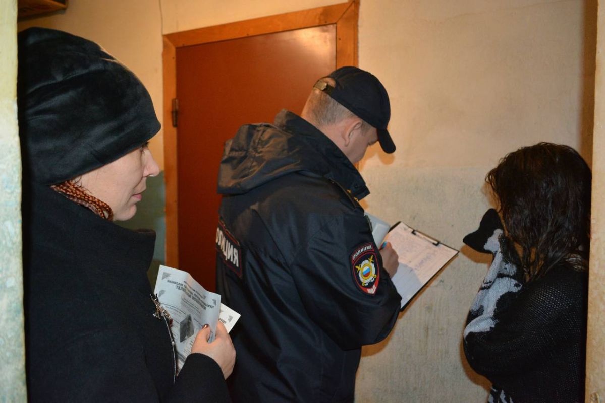 В Сыктывкаре полицейские и общественники проводят мероприятия по профилактике мошенничеств В Сыктывкаре полицейские и общественники проводят мероприятия по профилактике мошенничеств