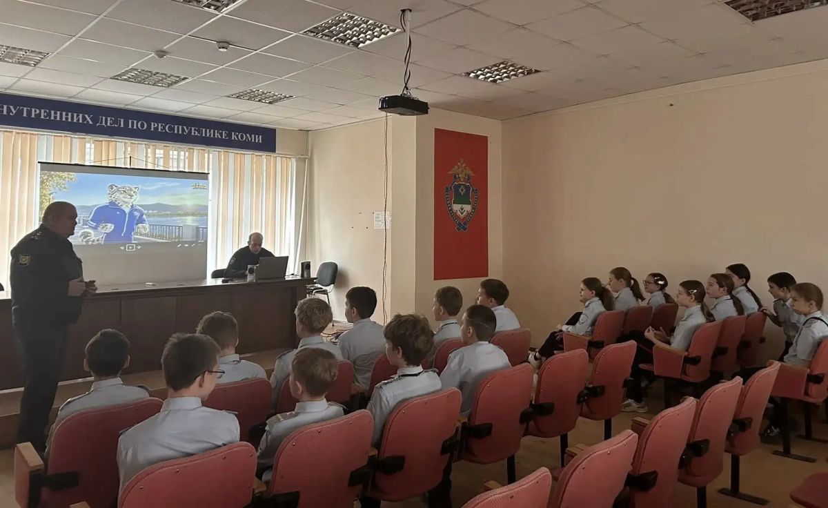 В Сыктывкаре ветераны органов внутренних дел организовали для полицейских кадетов экскурсию в музей истории МВД по Республике Коми В Сыктывкаре ветераны органов внутренних дел организовали для полицейских кадетов экскурсию в музей истории МВД по Республике Коми