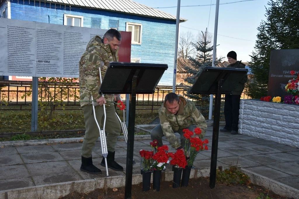 В посёлке Подзь Койгородского района открыли мемориальные доски погибшим участникам спецоперации – рядовому Мирону Валерьевичу Мирошниченко и гвардии старшему матросу Геннадию Сергеевичу Петрову В посёлке Подзь Койгородского района открыли мемориальные доски погибшим участникам спецоперации – рядовому Мирону Валерьевичу Мирошниченко и гвардии старшему матросу Геннадию Сергеевичу Петрову