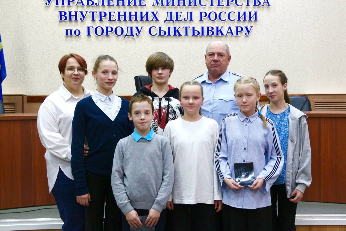 Сыктывкарские полицейские провели профориентационную экскурсию для воспитанников подшефного детского дома Сыктывкарские полицейские провели профориентационную экскурсию для воспитанников подшефного детского дома