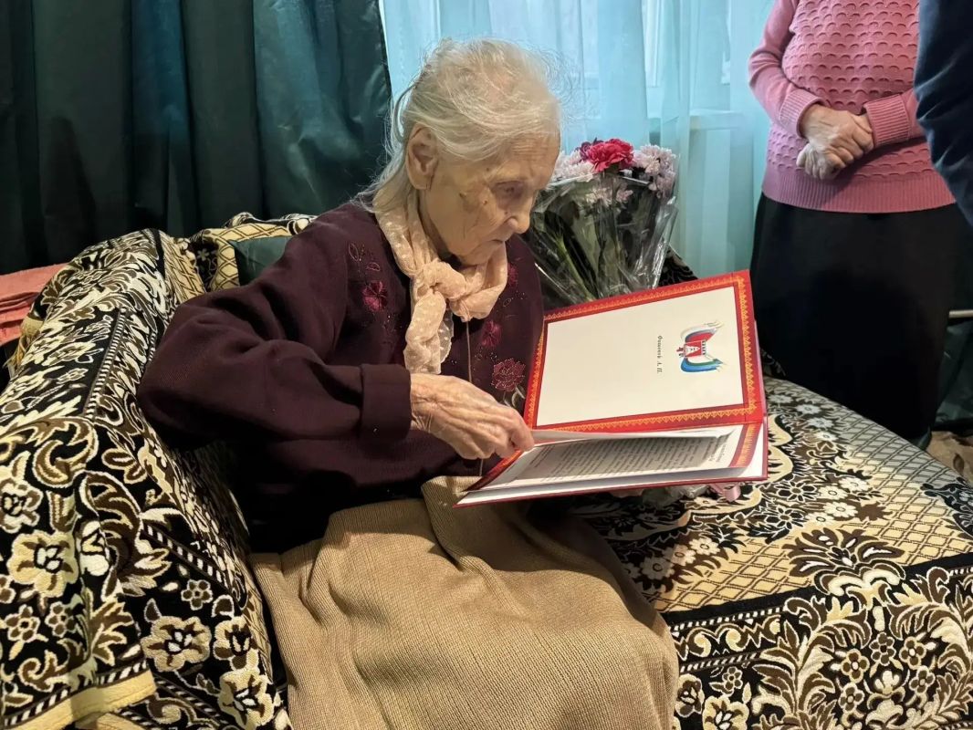 В Ухте поздравили труженицу тыла Анастасию Петровну Фишову со 100-летним юбилеем В Ухте поздравили труженицу тыла Анастасию Петровну Фишову со 100-летним юбилеем