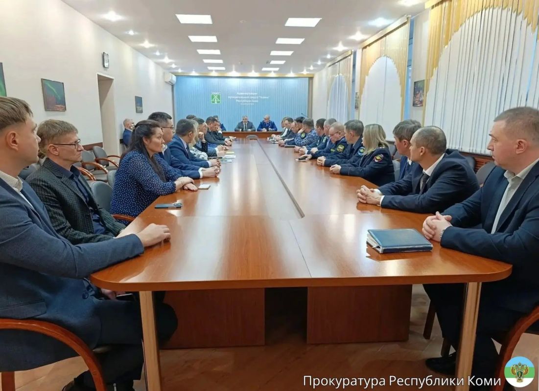Заместитель прокурора Республики Коми Сергей Душкин представил нового прокурора г. Усинска. Советник юстиции Ишин Алексей Владимирович, назначенный на эту должность приказом Генерального прокурора Российской Федерации... Заместитель прокурора Республики Коми Сергей Душкин представил нового прокурора г. Усинска. Советник юстиции Ишин Алексей Владимирович, назначенный на эту должность приказом Генерального прокурора Российской Федерации...