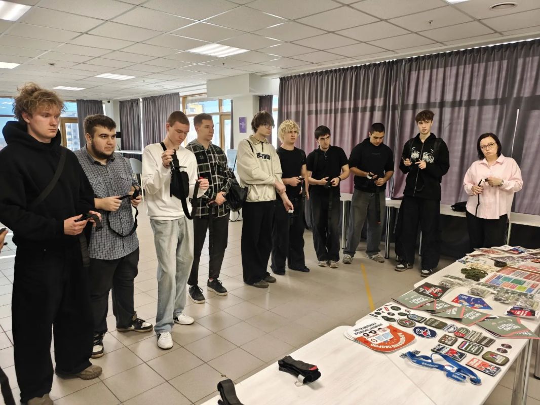 Студенты Сыктывкара попробовали себя в роли операторов БПЛА и научились останавливать кровотечение на форуме «Формула единства» Студенты Сыктывкара попробовали себя в роли операторов БПЛА и научились останавливать кровотечение на форуме «Формула единства»