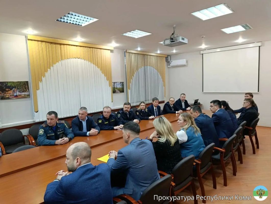 Заместитель прокурора Республики Коми Сергей Душкин представил нового прокурора г. Усинска. Советник юстиции Ишин Алексей Владимирович, назначенный на эту должность приказом Генерального прокурора Российской Федерации... Заместитель прокурора Республики Коми Сергей Душкин представил нового прокурора г. Усинска. Советник юстиции Ишин Алексей Владимирович, назначенный на эту должность приказом Генерального прокурора Российской Федерации...