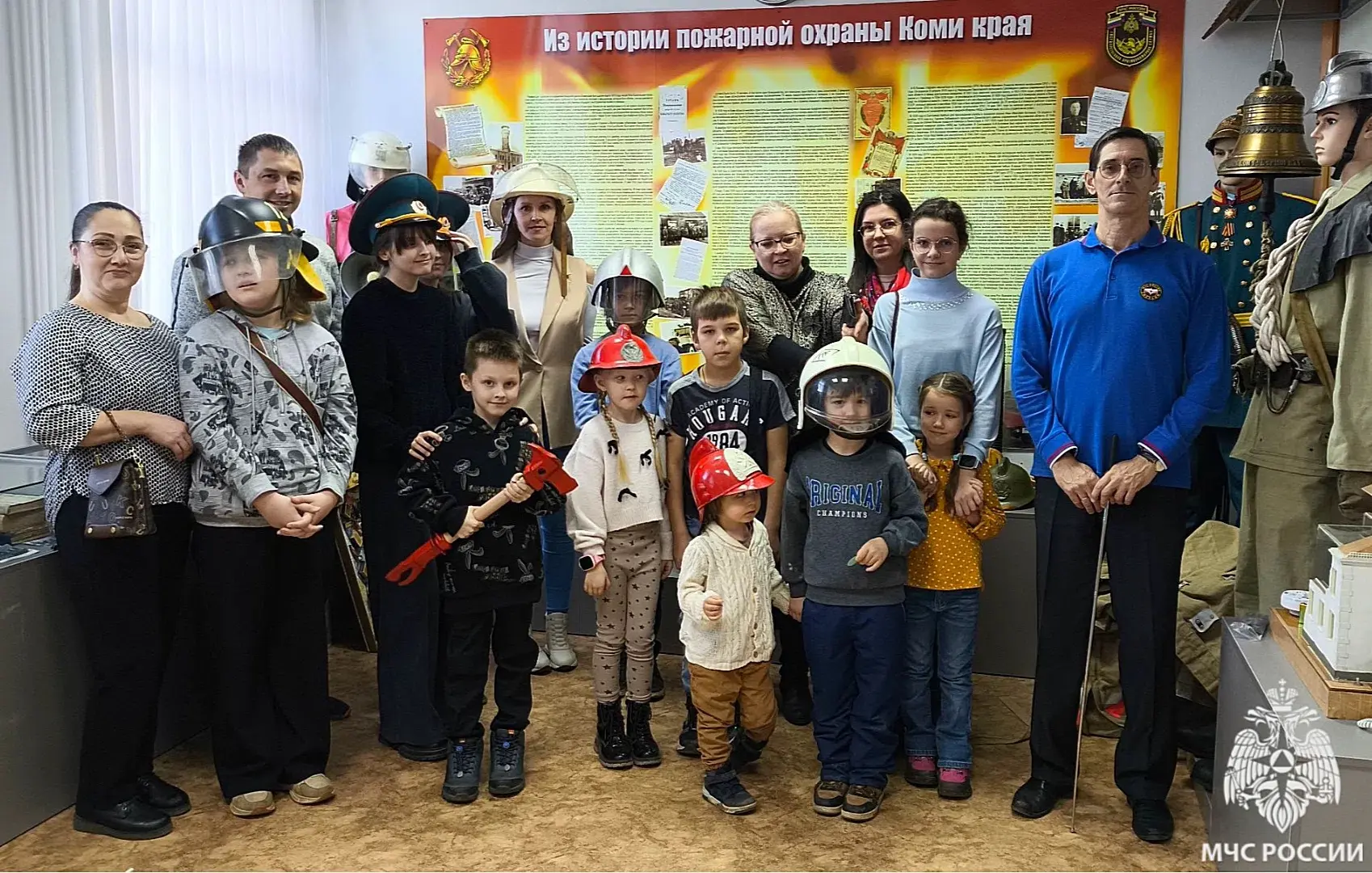 Каникулы с пользой. Полезно провести время на каникулах решили ученики Детской Воскресной школы при Свято-Троицком приходе - они отправились на пожарно-техническую выставку Главного управления МЧС России по Республике Коми